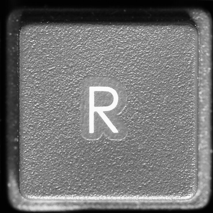 Foto letra r no teclado do computador