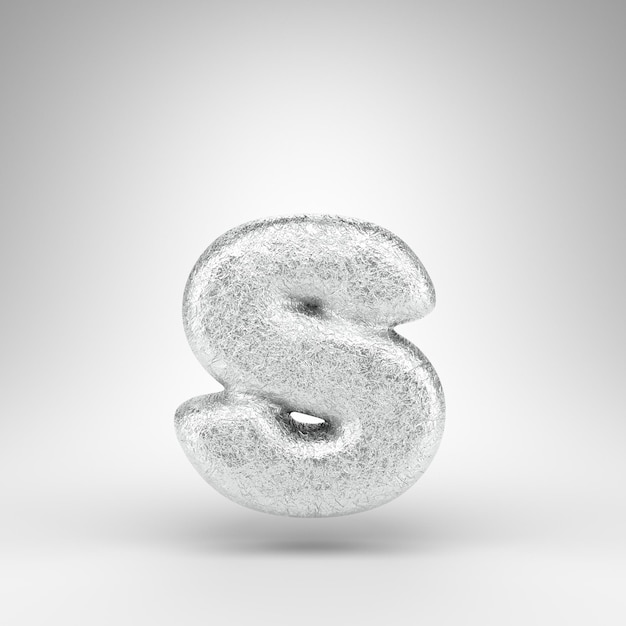 Letra S minúscula sobre fondo blanco. Papel de aluminio arrugado fuente renderizada en 3D con textura de metal brillante.