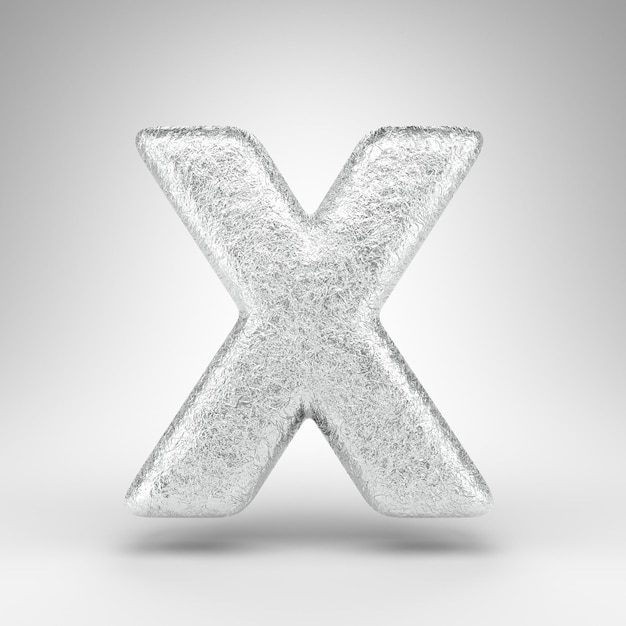 Letra X maiúscula em fundo branco. Folha de alumínio vincada fonte renderizada 3D com textura de metal brilhante.