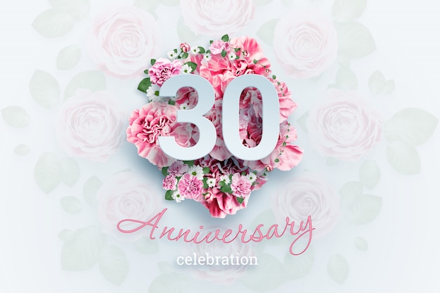 letras 30 números y texto de celebración de aniversario en flores rosadas