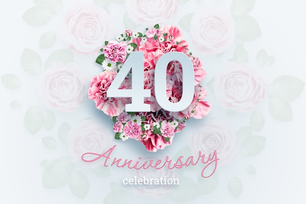 letras 40 números y texto de celebración de aniversario en flores rosadas.