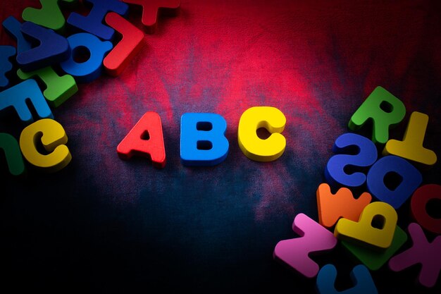 Foto letras abc coloridas feitas de madeira
