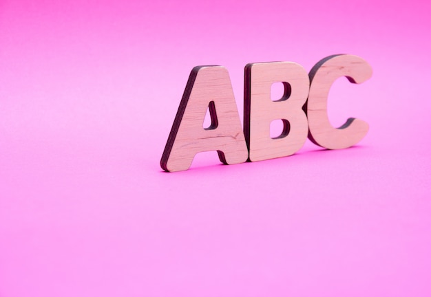 Letras ABC em fundo rosa