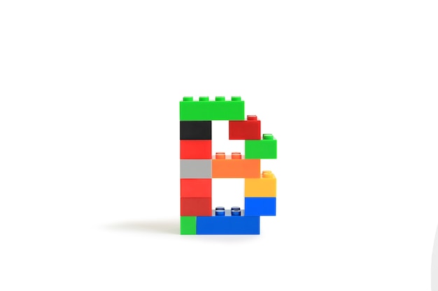 Las letras del alfabeto B del constructor de bloques de ladrillos de plástico colorido aislado sobre fondo blanco.