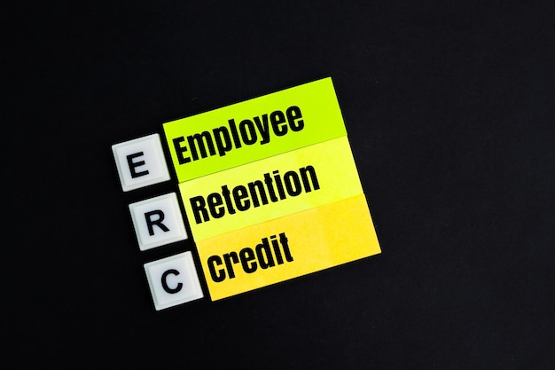 letras del alfabeto ERC o con la palabra Employee Retention Credit Business Concept