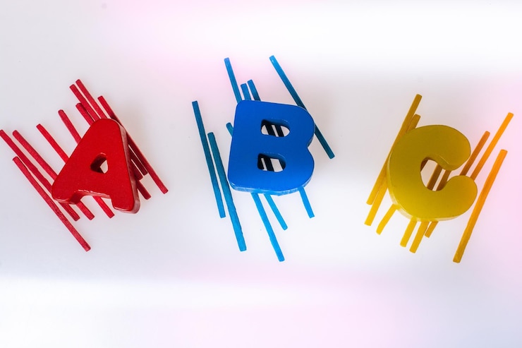 Foto letras del alfabeto de madera ab y c para el concepto de aprendizaje
