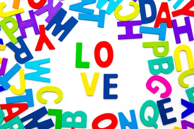 Las letras del alfabeto de madera para principiantes aprenden letras coloridas en inglés, juguetes para niños, fuente en inglés, rompecabezas, concepto de educación, escuela de aprendizaje