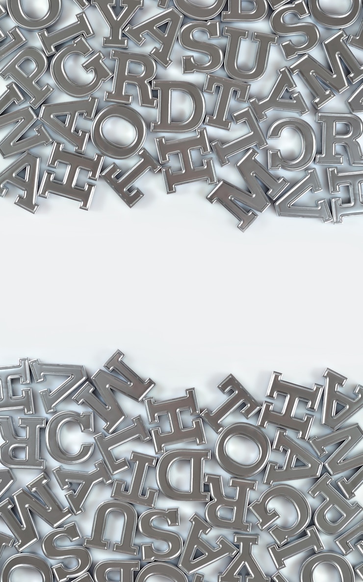 Foto letras del alfabeto de plata sobre un fondo blanco.
