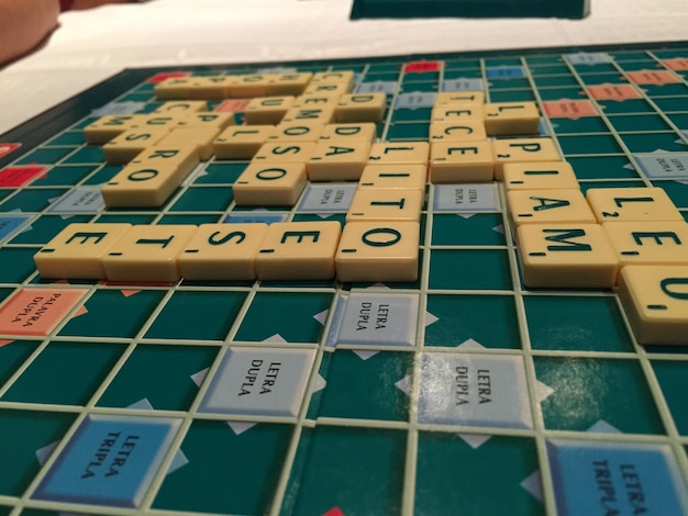 Letras de azulejos de juego en el tablero