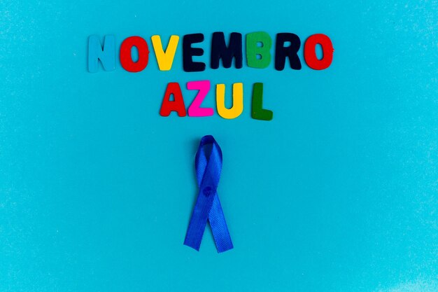 Letras de colores y cinta azul que representan el mes de Noviembre Azul.