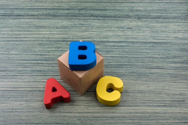 Foto letras coloridas do alfabeto abc feitas de madeira