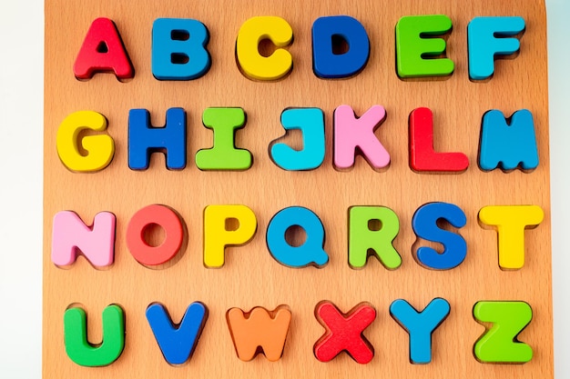 Foto letras coloridas do alfabeto feitas de madeira