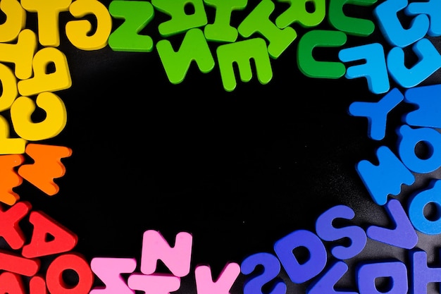 Letras coloridas feitas de madeira