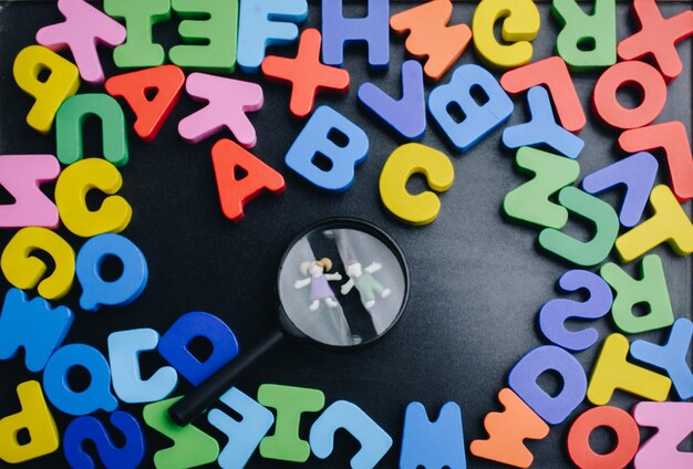 Letras coloridas feitas de madeira