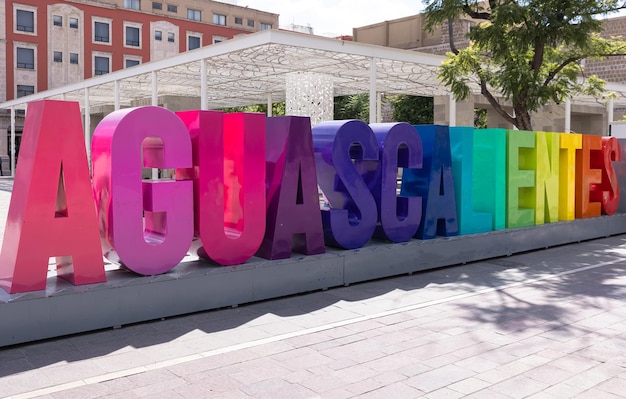 Letras coloridas de la plaza central de Aguascalientes Plaza de la Patria frente a la Catedral