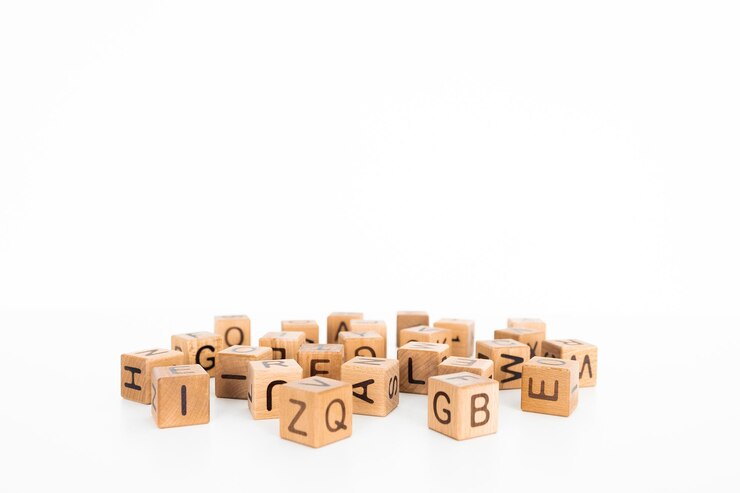 letras cúbicas en una mesa de madera como fondo