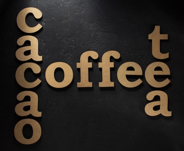 Letras de café, cacau e chá em preto