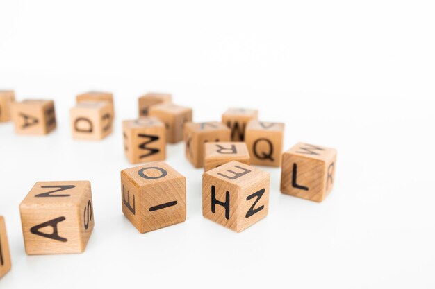 Letras de cubo em uma mesa de madeira como pano de fundo