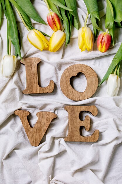 Letras de madeira amor com flores tulipa