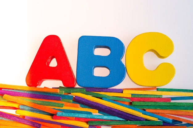 Foto letras de madeira do alfabeto abc para o conceito de educação infantil