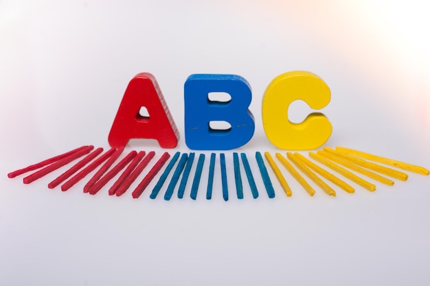 Foto letras de madeira do alfabeto abc para o conceito de educação infantil