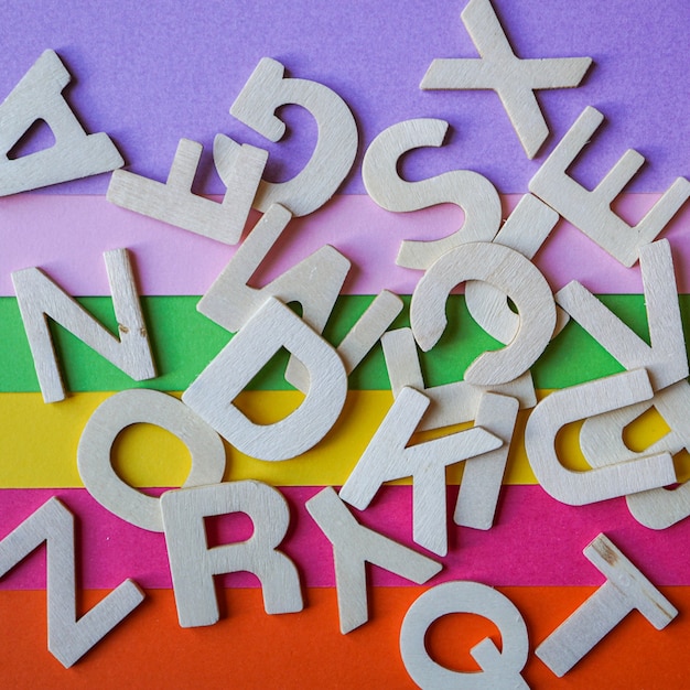 Letras de madeira multicoloridas