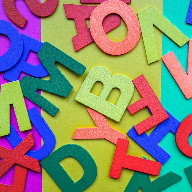 Letras de madeira multicoloridas