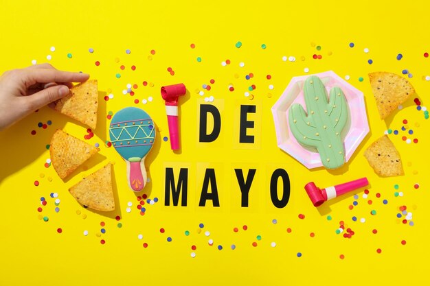 Foto letras de mayo com nachos e decorações