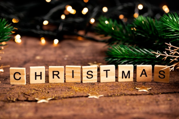 Letras de natal na mesa de madeira cartão de natal festivo atmosférico