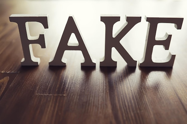 Las letras deletrearon la palabra fake El concepto de tecnología de la información moderna Fake y hechos en las noticias