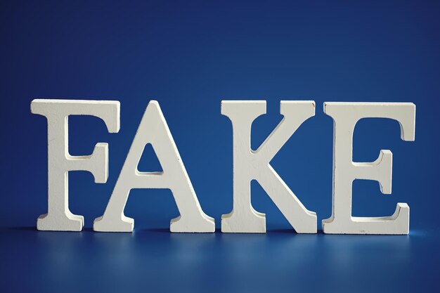 Las letras deletrearon la palabra fake El concepto de tecnología de la información moderna Fake y hechos en las noticias