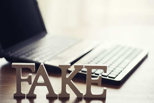 Las letras deletrearon la palabra fake El concepto de tecnología de la información moderna Fake y hechos en las noticias