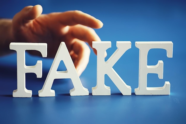 Las letras deletrearon la palabra fake el concepto de tecnología de la Las letras deletrearon la palabra fake el concepto de tecnología de la