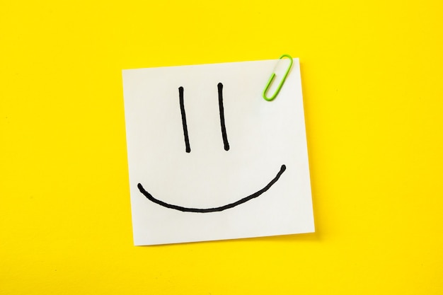 letras del día mundial de la sonrisa en la pegatina en amarillo