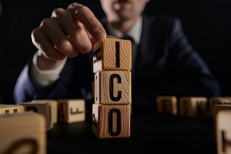 Foto letras do alfabeto de ico em cubos de madeira ico abreviação de oferta inicial de moedas