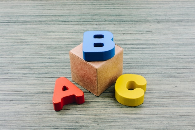 Letras do alfabeto de madeira AB e C para aprender o conceito