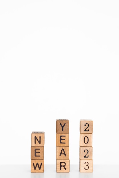 letras do alfabeto do ano novo 2023 em fundo branco de cubos de madeira