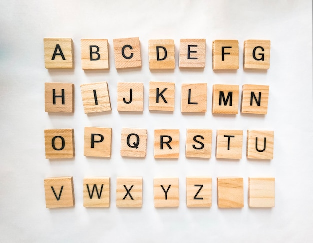 Foto letras do alfabeto em peças de madeira no fundo branco