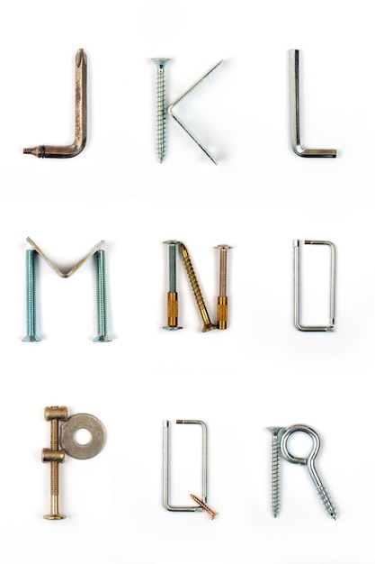 Foto letras do alfabeto industrial j k l m n o p q r feitas de pregos e parafusos