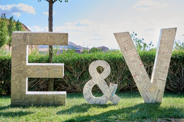 Letras E y V como decoración de boda.