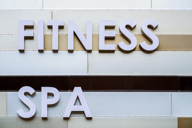 Letras de Fitness Spa en una superficie metálica