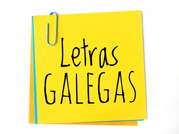 Letras Galegas-Text auf einer gelben Klebezeichnung