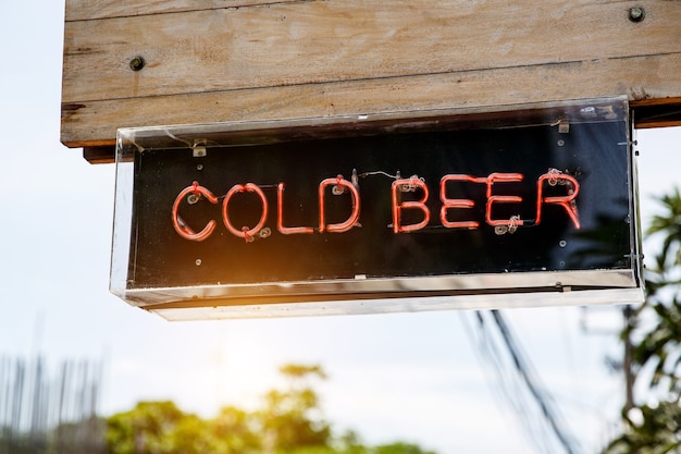 Letras iluminadas "Cerveja gelada". sinal de rua