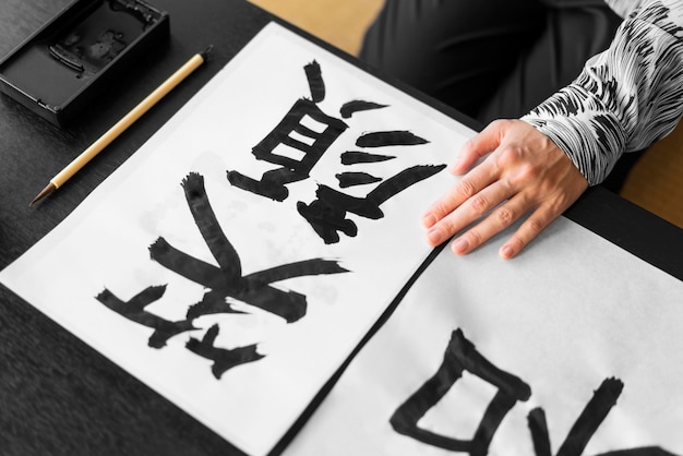 Foto letras japonesas pintadas sobre papel