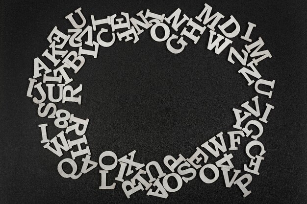 Letras latinas blancas en forma de marco redondo sobre fondo negro. Copia espacio Modelo. Bosquejo