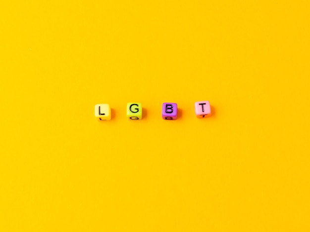 letras lgbt en cubos de colores