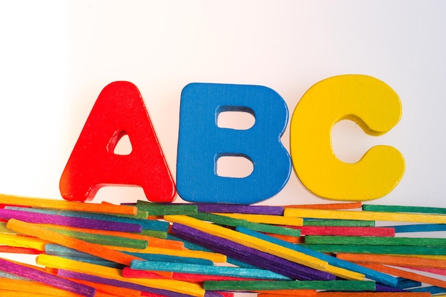 Foto letras de madera del alfabeto abc para el concepto de educación temprana
