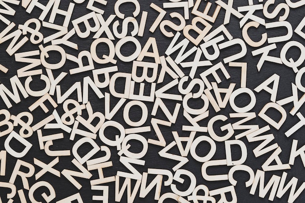 letras de madera en un fondo de pizarra