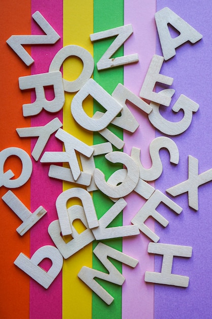 Letras de madera multicolores