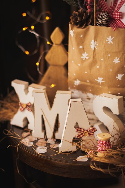 Letras de madera Navidad en silla vintage antiguo con paquete de regalos